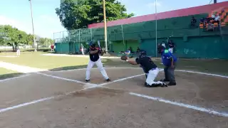 El ampáyer del partido fue atacado por uno de los jugadores