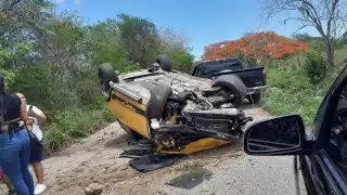 El auto quedó llantas arriba