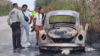 Pareja se salva de quemarse dentro de su volcho en la vía Mérida-Tizimín