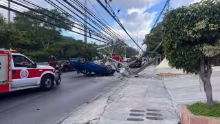 Accidente deja un conductor lesionado y un poste de luz dañado en la SM 32 de Cancún
