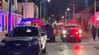 Incendio sorprende a vecinos de madrugada y consume dos camionetas en Ciudad del Carmen