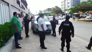 Los conductores de taxi en Playa del Carmen alegaron que la unidad no tiene placas federales para realizar el traslado de turistas
