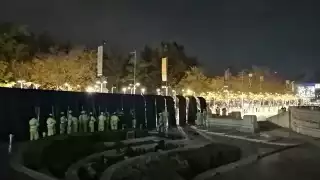 Trabajadores del gobierno de la Ciudad de México ponen vallas metálicas.