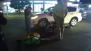 Motociclista se impacta contra camioneta en Mérida