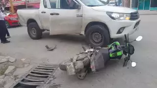 Camioneta impacta a motociclista en Escárcega y lo deja lesionado 