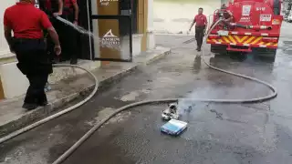 El equipo de bomberos se vio en necesidad de utilizar máscaras de oxígeno debido a que el incendio fue en un sitio cerrado