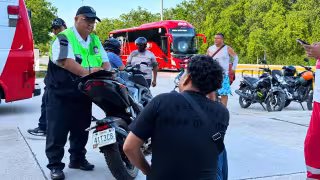 ¡Se salva de milagro! Motociclista sobrevive a fuerte choque con automovilista en Playa del Carmen