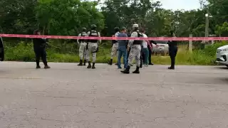 La Guardia Nacional, elementos de Sedena y de la Policía Estatal acudieron a la carretera transversal de Cozumel para realizar el aseguramiento de un inmueble presuntamente relacionado con el narcomenudeo