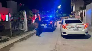 El sujeto intentó a agredir a patadas y golpes a los oficiales