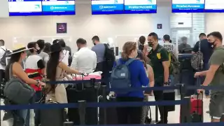 Las puertas de arribo lucían saturadas de pasajeros que llegan a disfrutar las playas del Caribe