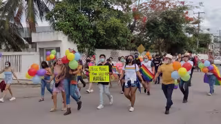La marcha LGBTTTIQ+ dio inicio una hora después de la hora la que fue convocada, mismo que partió a un costado de la tienda del exIssste