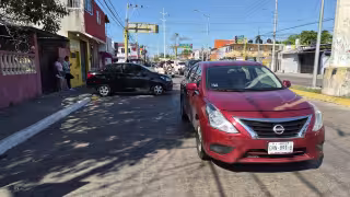 Choque en avenida 10 de Julio deja daños y caos vial en Ciudad del Carmen