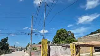 Falla eléctrica deja sin luz a familias por más de 48 horas en la calle 13