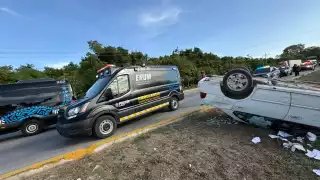 Conductor en estado de ebriedad provoca volcadura sobre el bulevar Playa del Carmen