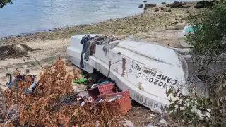 Lanchas abandonadas en el malecón de Champotón, un riesgo para la salud pública