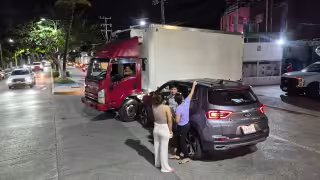 Choque entre camión de carga y camioneta causa caos vial en Ciudad del Carmen