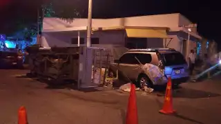 Uno de los vehículos volcó