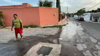 “Nace un río en Hopelchén”: fuga de agua arrastra miles de litros por las calles