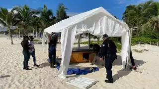Bajo el esquema Playa Segura en la zona exclusiva de Playacar, retiran mobiliario y personas que no contaban con permisos