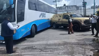 Camioneta de valores da reversa y choca contra autobús en pleno Centro de Escárcega
