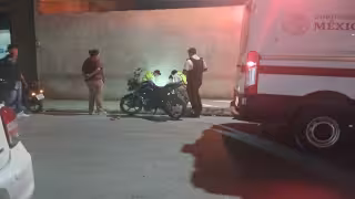 Motomandadito derrapa al evitar choque con camioneta de valores en Escárcega