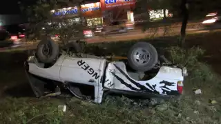 La camioneta terminó volcando