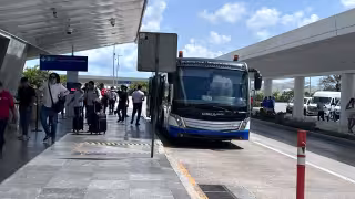 Usuarios del aeropuerto de Cancún acusan el deterioro del transporte entre las terminales