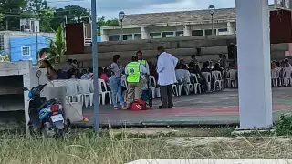 Septuagenaria sufre bajón de presión en evento de Escárcega y es auxiliada por paramédicos 