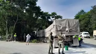 El tráiler y el volquete terminaron fuera de la carretera Escárcega-Chetumal