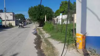Vecinos de Escárcega denuncian peligro por cables colgados en la colonia Esperanza