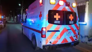 Al lugar llegaron paramédicos de la Cruz Roja para darle atención a la mujer