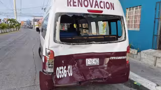 Aparatoso choque por alcance entre combis paraliza la avenida 10 de Julio en Ciudad del Carmen