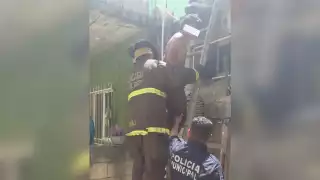 El hombre terminó en los separos de la Policía de Playa del Carmen tras ser bajado del techo de una vivienda