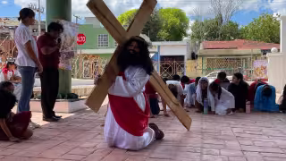 Niños escenifican viacrucis en Hopelchén previo a Semana Santa