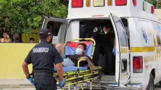 Choque entre dos motocicletas deja tres personas lesionadas en Mérida