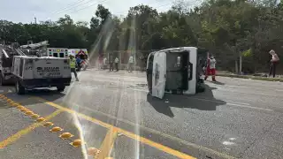 Salió proyectada la van hacia el camellón central de la carretera