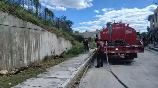 Quema de basura provoca incendio y pone en riesgo viviendas en Escárcega
