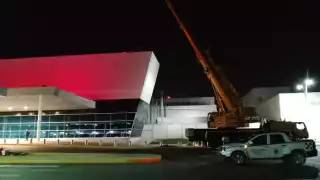 Para la colocación de la piezas se tuvo que usar una grúa de gran tamaño