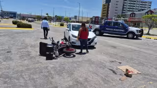 Por usar el celular, conductora arrolla y arrastra a motorrepartidor en Ciudad del Carmen