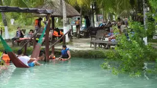 Visitantes regresan a balnearios en Bacalar