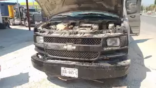 Cortocircuito provoca incendio de una camioneta en Escárcega