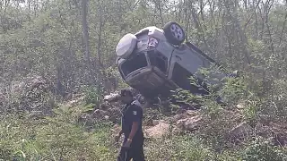 La camioneta dio varias vueltas hasta terminar dentro de la maleza