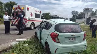 Una familia originaria del Estado de México volcó su unidad en la carretera de Tulum al municipio de Felipe Carrillo Puerto, donde una menor perdió la vida