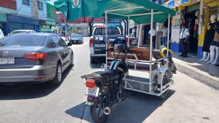 Mototaxi choca contra patrulla policiaca en pleno centro de Escárcega