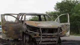 El auto quedó calcinado sobre el acotamiento de la carretera. Foto: Ernesto Pinzón