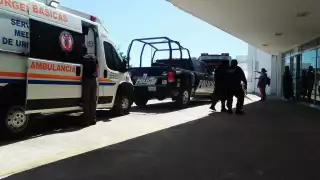 Elementos policiacos llegaron a Hospital General de Playa del Carmen para realizar las diligencias sobre el hecho armado