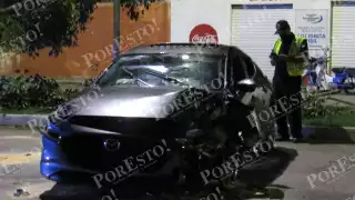 El piloto del automóvil fue enviado al hospital tras registrar fracturas en el hombre