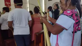 Fieles católicos se dieron cita desde temprano en las iglesias para la misa de Domingo de Ramos