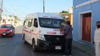 Conductora provoca choque con una combi en Mérida