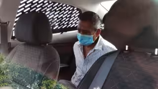 Detenido en la patrulla luego del que la policía acudiera al lugar